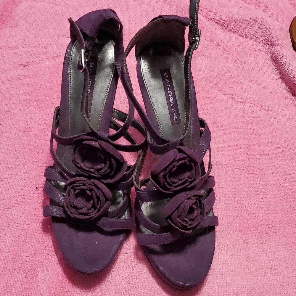 Wine-colred strappy heels with rosette design